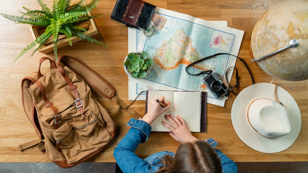 vista superior joven irreconocible mapas que planean vacaciones viaje vacaciones