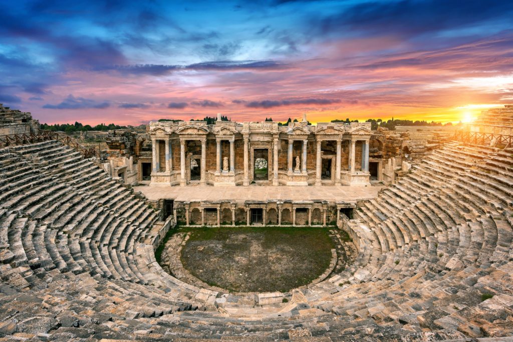 anfiteatro antigua ciudad hierapolis al atardecer pamukkale turquia