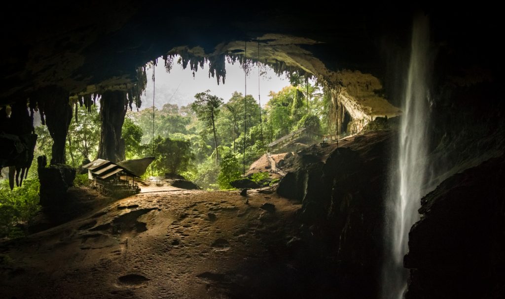 dentro gran cueva niah mirando afuera parque nacional niah borneo sarawak malasia