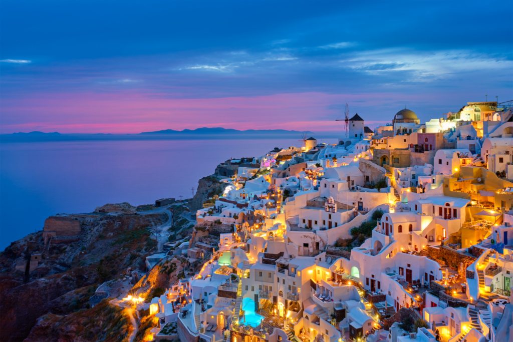 famoso lugar iconico griego selfie destino turistico pueblo oia casas blancas tradicionales molinos viento isla santorini hora azul tarde grecia