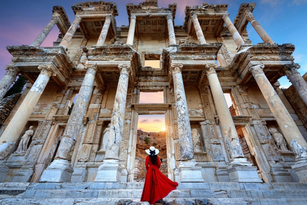 mujer pie biblioteca celso antigua ciudad efeso izmir turquia