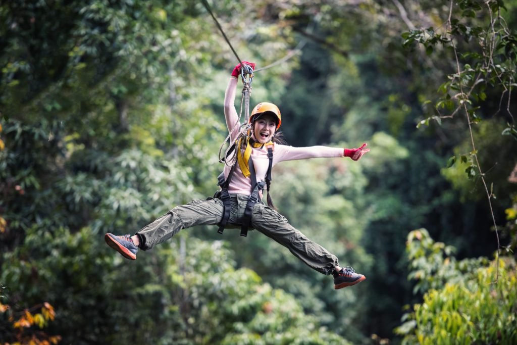 mujer turista vestida ropa informal tirolesa o experiencia canopy selva tropical laos asia