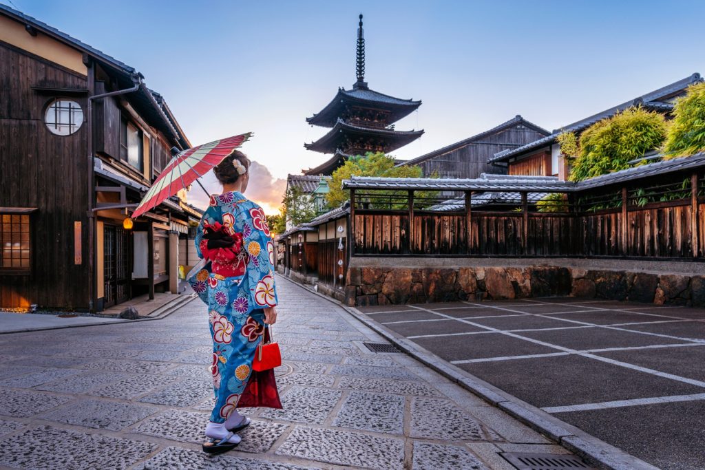mujer vistiendo kimono tradicional japones paraguas pagoda yasaka calle sannen zaka kyoto japon