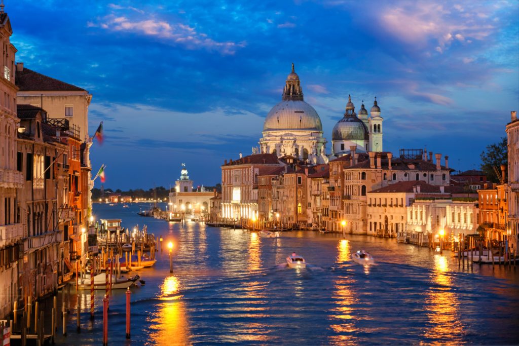 vista gran canal venecia iglesia santa maria della salute noche